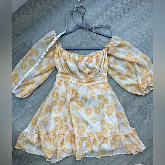 YELLOW AND WHITE OFF SHOULDER TIE BACK FLORAL SPRING MINI DRESS (medium) tags - Picture 12 of 16
